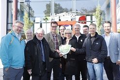 Winterberg ist NRW-Wanderbahnhof des Jahres 2018. Die Auszeichnung wurde durch NRW-Verkehrsminister Hendrik Wüst übergeben. Auf dem Bild: Manuel Andrack, Winfried Borkmann, Thomas Ressel, Hendrik Wüst, Mathias Engelhart, Helga Köster-Saure, Karl-Ulrich Saure, Patrick Feldmann, Werner Eickler, Matthias