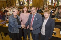 von links: Dr. Uta C. Schmidt, Susanne Abeck, Bürgermeister Manfred Osenger und die stellvertretende Frauenbeauftragte Nicole Seyffert.