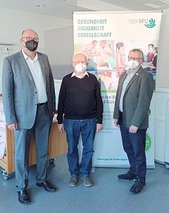 Gesundheitspolitiker Norbert Knopf mit HFU-Rektor Prof. Dr. Rolf Schofer und Prof. Dr. Stephan Lambotte, Dekan der Fakultät Gesundheit, Sicherheit, Gesellschaft (von links).  HFU