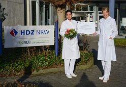 Institutsdirektorin Prof. Dr. Vera von Dossow (r.) gratuliert ihrer Oberärztin Dr. Ioana Belciu zum erfolgreich absolvierten Weiterbildungprogramm in der Herz-, Thorax- und Gefäßanästhesiologie  (Foto: Marcel Mompour).  HDZ NRW