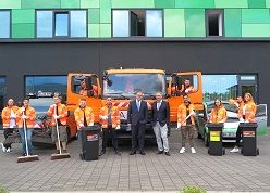 Die USB-Geschäftsführer Dr. Thorsten Zisowski (6.v.l.) und Christian Kley (7.v.l.) begrüßten am Don-nerstag, 01. August 2019, die elf neuen Auszubildenden des USB. Foto: USB