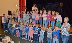 „Auch die Kinder des Katholischen Kindergarten und Familienzentrums St. Barbara waren beim Puppentheater für kleine Klimaschützer dabei.“