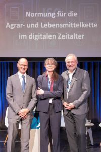BVL-Präsident Friedel Cramer verabschiedete Abteilungsleiterin Dr. Petra Gowik und Vizepräsidenten Dr. Gerd Fricke in den Ruhestand (von links)  BVL/Tchegloff