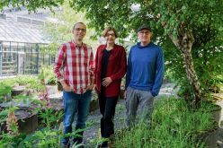 Dr. Martin Lewinski (links) und Dr. Tino Köster, beide aus der Arbeitsgruppe von Professorin Dr. Dorothee Staiger (Mitte) an der Universität Bielefeld, sind Erstautoren der nun im renommierten Fachjournal New Phytologist veröffentlichten Studie.  Lisa Janowski  Universität Bielefeld