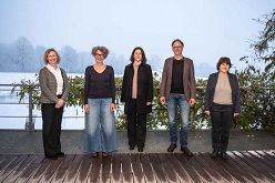 Dankbar für den neuen Stiftungsfonds (v.l.): Ellen Kamrad (Stiftung der Universität Ulm) und die Forschenden Prof. Anke Huckauf, Prof. Iris-Tatjana Kolassa, Prof. Harald Baumeister und Prof. Olga Pollatos, Vizepräsidentin der Universität Ulm  Elvira Eberhardt  Universität Ulm