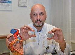 Privatdozent Dr. Guram Imnadze hat den kleinen, kabellosen Herzschrittmacher der neuesten Generation – links im Bild im Vergleich zu einem konventionellen System - erstmals erfolgreich am HDZ NRW implantiert  (Foto: Anna Reiss).  HDZ NRW