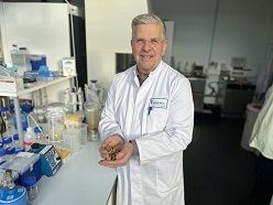 Dr. Dirk Bockmühl, HSRW-Professor für Hygiene und Mikrobiologie, forscht an Alternativen zu Mikroplastik  Stephan Hanf / HSRW