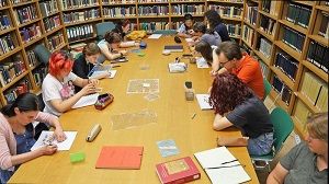 Aus kleinsten Papyrusschnipseln erfuhren die Studierenden viele Informationen über das Leben im antiken Ägypten.  Dr. Stefan Baumann  Universität Trier