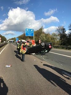 Verkehrsunfall BAB43, Fahrzeug auf dem Dach liegend; Feuerwehr und Rettungsdienst Stadt Bochum
