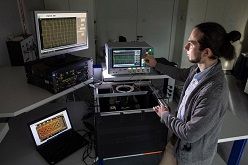 Ein Diamantbasierter-Quantensensor mit chipintegrierter Elektronik, die im Rahmen des Zukunftsclusters QSens entwickelt wurde.  Universität Stuttgart