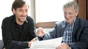 Prof. Dr. Martin Wengeler (rechts) hat seinen Sitz in der Jury der Aktion Unwort des Jahres an Dr. David Römer übergeben.  Universität Trier