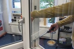 Kriminalhauptkommissar Olaf Rauscher zeigte am gestrigen Sonntag im Ausstellungsraum des Polizeipräsidiums Bochum, wie leicht Einbrecher ungesicherte Fenster aufhebeln können. (Symbolfoto: Polizeipräsidium Bochum)