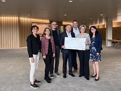 Ministerin Dr. Hoffmeister-Kraut (2. v. r.) übergibt einen symbolischen Scheck über die Fördersumme an KI-Challenge-Projektleiter Dr. Thomas Usländer (4. v. l.).  © Ministerium für Wirtschaft, Arbeit und Tourismus