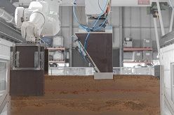 Die Forschenden haben eine mitlaufende Schalung und ein Verdichtungswerkzeug entwickelt, das robotisch betrieben wird.  Joschua Gosslar/TU Braunschweig