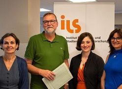 v.l.n.r.: Dr. Sabine Weck (stellv. wissenschaftl. Institutsleitung), Ralf Zimmer-Hegmann (Kommissarischer Wissenschaftl. Leiter und Geschäftsführer), Julia Eisentraut (MdL), Dr. Andrea Dittrich Wesbuer (stellv. wissenschaftl. Institutsleitung)  Carsten Nawrath/ILS
