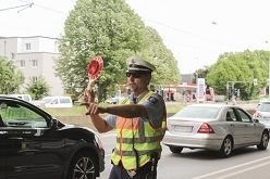 Halt: PHK Achim Jassin stoppt einen Radfahrer.