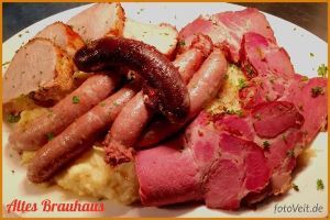 Esskultur ade, Einheitsbrei und Essen a gogo, wie die Gastronomie ihre Vielfalt und Identität verliert stellt Léonard Wüst fest