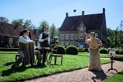 Skandal: das Fräulein spielt Boule! Szene aus der Serie „Haus Kummerveldt“ mit (v.l.n.r.): Niklas Bruhn als Dr. Knecht, Fabian Nolte als Hausdiener Hermann-Josef, Marcel Becker-Neu als Veit von Kummerveldt und Milena Straube als Luise von Kummerveldt.  ABBYLL / Goldstoff Filme
