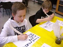 Federkiel schreiben Foto Birgit Kamke