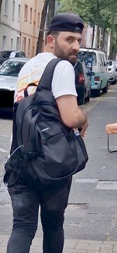 Wer kann Angaben zu dem abgebildeten Tatverdächtigen machen?