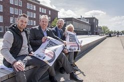 : (v.l.) Chris Habernoll, JustFestivals GmbH, Carsten Tum, Beigeordneter für Stadtentwicklung und Umwelt, Hendrik Trappmann, Leiter des Amtes für Stadtentwicklung und Projektmanagement und Dagmar Bungardt, City-Managerin präsentieren das Plakat zum Street-Food-Music-Festival