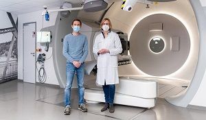 Prof. Esther Troost, eine der beiden Leiterinnen der Klinik und Poliklinik für Strahlentherapie und Radioonkologie am Universitätsklinikum Dresden, mit Patient René Johne in der Protonenstrahlanlage.  Foto: UKD/Kirsten Lassig