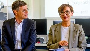 Bettina Stark-Watzinger, Bundesministerin für Bildung und Forschung, ist Schirmherrin des Bildungsprojekts AI4Schools. Die Urkunde überreichte ihr Prof. Dr. Stefan Wrobel, Institutsleiter des Fraunhofer IAIS und Co-Direktor des Lamarr-Instituts.  Fraunhofer IAIS