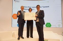 acatech Präsident Thomas Weber, Sophie Herrmann, Programmdirektorin des Battery Pass Konsortiums und Michael Kellner, Parlamentarischer Staatssekretär im BMWK, bei der Übergabe.  © acatech