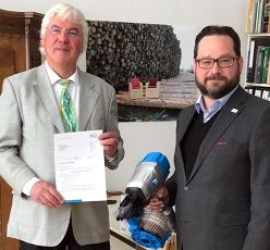 Holzwirt Dr. Hans Korte aus Wismar (l.) will mit seinen neuartigen Holznägeln im ökologischen Holzbau sowie im Forst-, Garten- und Landschaftsbau herkömmlichen Nägeln aus Stahl Konkurrenz machen.