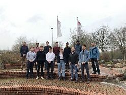 EKSH-Projektleiter Dr. Thies Rasmus Popp, EKSH-Geschäftsführer Prof. Dr.-Ing. Frank Osterwald sowie die aktuell geförderten Stipendiaten und Stipendiatinnen beim diesjährigen Promotionsstipendiatentreffen in Kiel.  Sandra Laffrenzen/EKSH