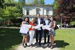 Marc Förste (Mi.) stellt sich am Dienstag, 8. Mai, als neuer Eigentümer des Suntums Hof in Langendreer vor. Mit ihm schauen sich Geschäftspartnerin Linh Kieu, Bezirksbürgermeisterin Andrea Busche, Sebastian Herzog vom Amt für Geoinformation, Liegenschaften und Kataster der Stadt Bochum und Architektin Khanh Kieu (v.li.) die Pläne des alten Herrenhauses am Ümminger See an.