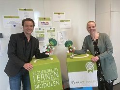 v.l.n.r.: Marco Kopainski (Kundenberater, BERGISCHE Krankenkasse) und Assina Müller (Hochschulmanagerin Campus Rheinland, Leverkusen (NRW))  SRH Hochschule für Gesundheit