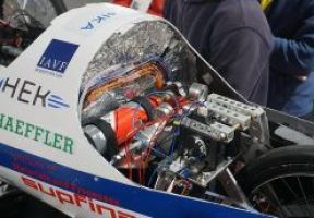 Team der Hochschule Karlsruhe knackt mit selbst entwickeltem Brennstoffzellen-Fahrzeug erstmals 1000-km-Marke
