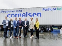 Teihnehmende des Informationsaustauschs vor der neuen PFAS Response Unit.  Cornelsen Umwelttechnologie GmbH