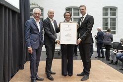 (v.l.): Minister Stephan Holthoff-Pörtner, Leiter des EDIC Joachim Fischer, Ministerin Ina Scharrenbach, Dezernent Andree Haack