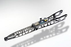 Der PKW Querlenker mit aufgedrucktem Kraftsensor liefert zu jedem beliebigen Zeitpunkt die im Einsatz wirkenden Kräfte und registriert kleinste Risse, die auftreten, bevor ein Defekt entsteht.  © Fraunhofer ILT, Aachen.