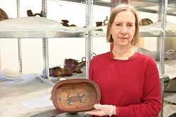 Dr Ivonne Kaiser mit Objekt INV0212  Landesmuseum Natur und Mensch