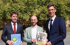 Philip Rieger, Kaufmännischer Direktor des UKW, Steffen Volk, Geschäftsführer der BARMER in Würzburg und Prof. Dr. Patrick Meybohm, Direktor der Klinik für Anästhesiologie, Intensivmedizin, Notfallmedizin und Schmerztherapie am UKW (v.l.).  UKW/ Stefan Dreising