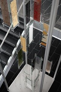 Die fünf Meter hohe Installation »Circular« der Berliner Künstler Niklas Thran und Robin Woern zeigt biobasierte Materialien in schwebenden Glaspaneelen.  ©Fraunhofer IGB