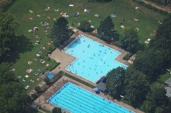 Außenbereich des Hallenfreibads Hofstede