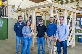 So sehen Sieger:innen aus: Team B und die Jury des diesjährigen Semesterprojekts.  FH Aachen | Sascha Halabut