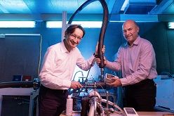 Untersuchen den Feinstaub von unterschiedlichen Verursachern: Prof. Thomas Adam (links) und Prof. Andreas Hupfer  Siebold  unibwm