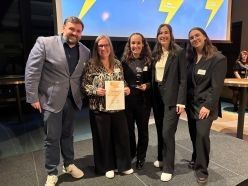 - PM-Award-Verleihung: Nahmen den Preis stellvertretend für Bochum Marketing entgegen Christian Krumm (Leiter Kommunikation), Monic Minavi, Stefanie Rolf (beide: Projektleitung Dino City III) und Julia Wittmann (Leiterin Stadtmarketing) mit Sophie-Marie Jahn von Public Marketing.