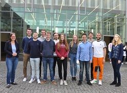 Studierende des neuen Bachelor BWL ÖD dual mit Studiengangsleiterin Prof. Dr. Caroline Flick (li.) und Assistentin Shawnee Janßen (re.)  Therese Bartusch