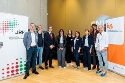 V.l.n.r.: Hr. Osterhage (ILS), Hr. Insinger (Stadt Dortmund), Prof. Bathen (JRF), Dr. Dittrich-Wesbuer (ILS), Fr. Winterhager (Moderation), Dr. Volgmann (ILS), Fr. Hangebruch (ILS), Hr. Postert (Stadt+Handel), Hr. Casper-Damberg (P.büro Innenstadt Bremen)  © JRF e.V.