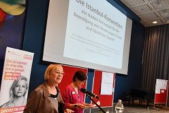 von links nach rechts: Gleichstellungsbeauftragte Regina Czajka und Corinna Leenen vom Referat für Gleichstellung, Familie und Inklusion.